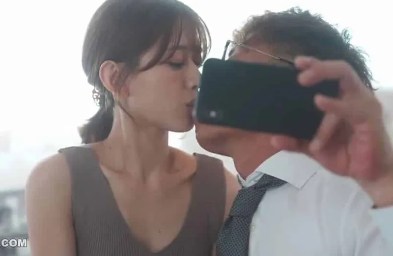 Thấy vợ hơi lạ, anh xã xem điện thoại bà xã và thấy cảnh chịch với cấp trên của mình