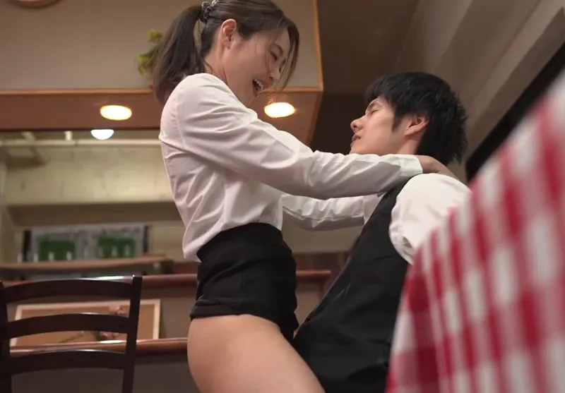 Cậu trai trẻ phang cô đồng nghiệp có chồng yêu nhưng anh xã “yếu”